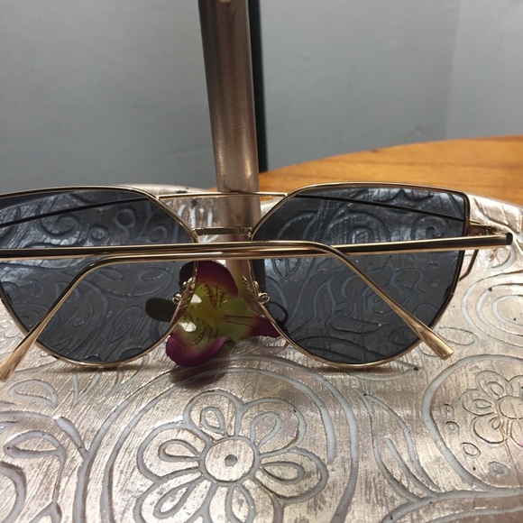 EUC Sunglasses 🕶 Gold Frame, dark mirrors - Picture 2 of 6